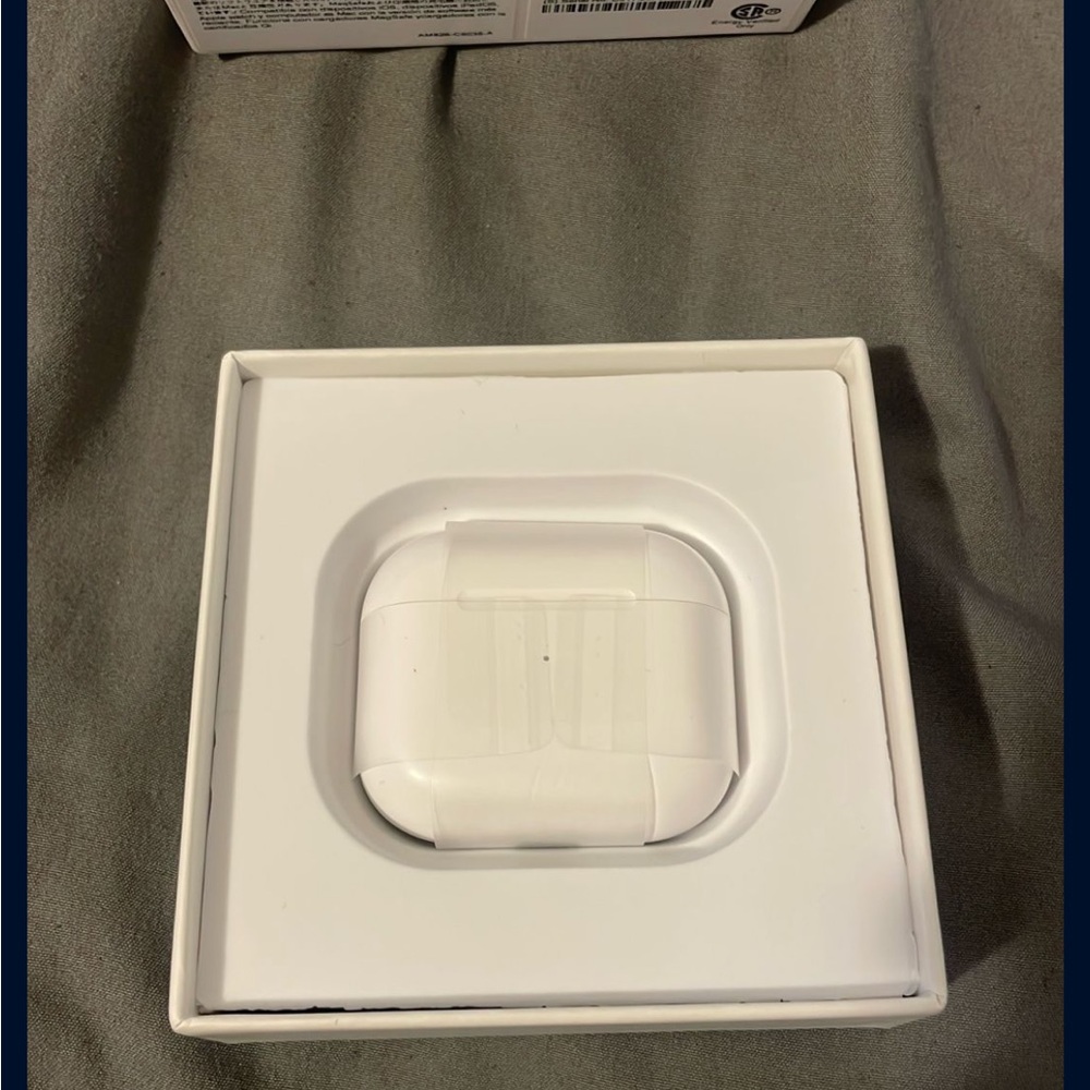 Apple AirPods 3rd gen - Picture 3 of 3